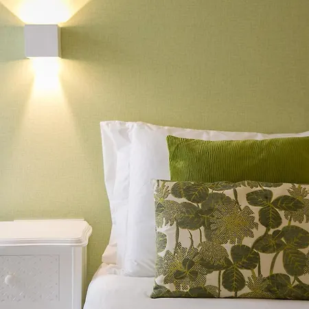 Amália Near Rossio Square Lisboa